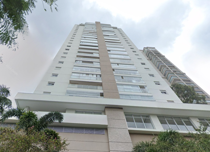 Consultor financeiro da Credios explicando o processo de empréstimo com garantia de imóvel para clientes